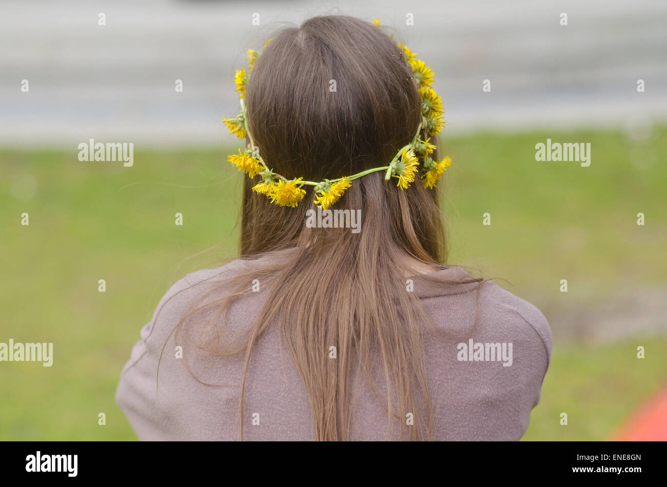 Mädchen mit Löwenzahn Haarring. Stockfoto