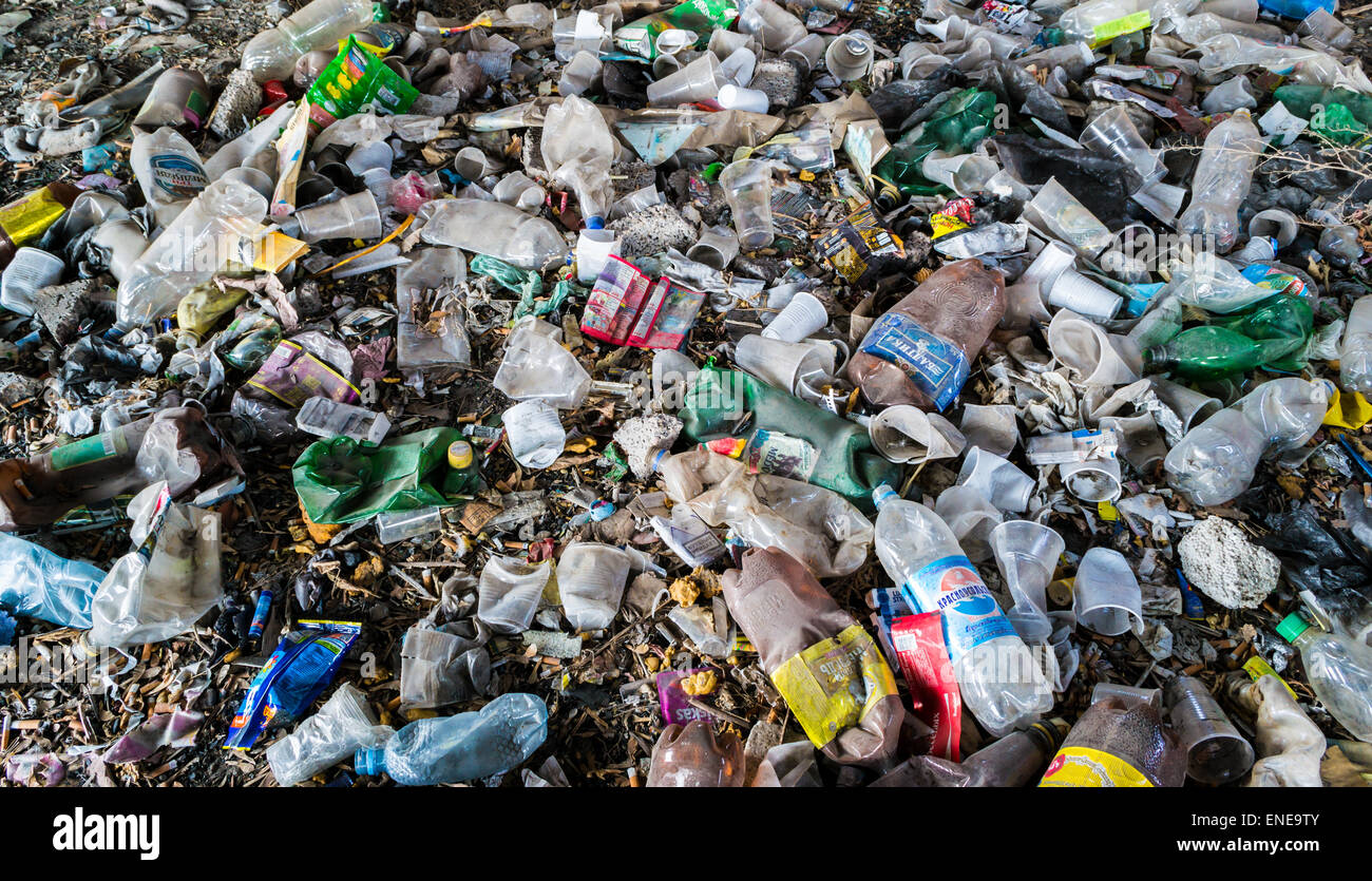 Junk-Kunststoff-Flaschen und PET-Materialien und Hunderte von Zigarettenkippen zu verschwenden Stockfoto