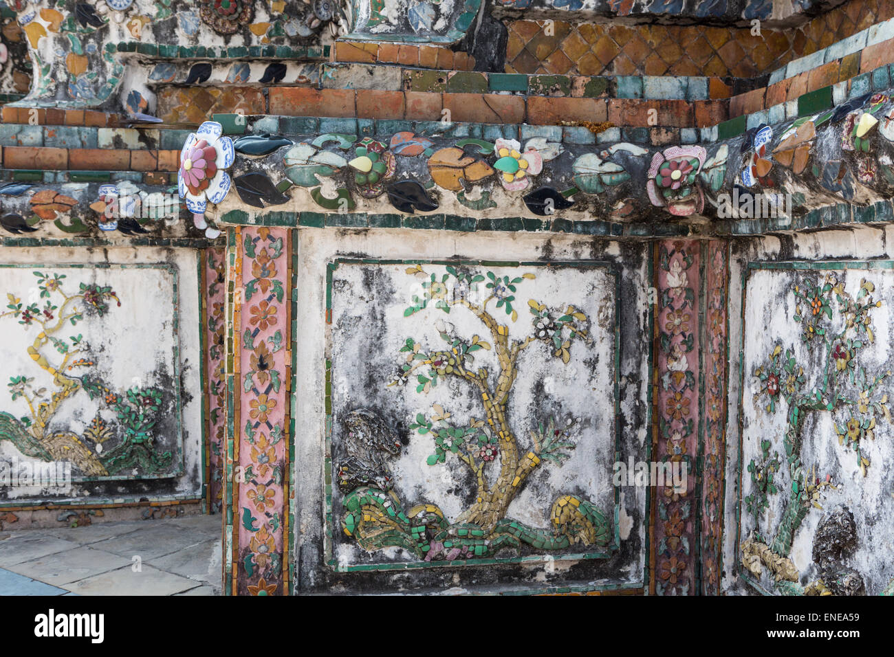 Bunte gebrochenen Porzellan Dekoration am Wat Arun, Bangkok, Thailand, Asien Stockfoto