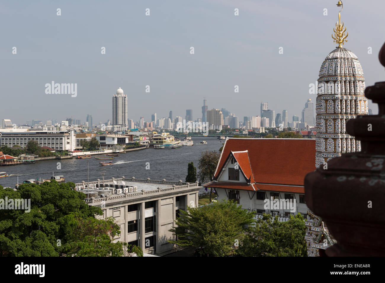 Chao Phraya Fluss und die Stadt Skyline vom Wat Arun, Bangkok, Thailand, Asien Stockfoto