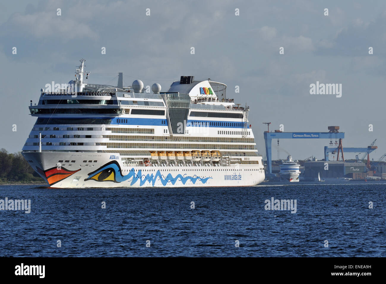 Ersten AIDA-Kreuzfahrten Doppel-Aufruf zum Hafen von Kiel: AIDAluna und AIDAcara verlassen den Hafen für Norwegen und Klaipeda gebunden. Stockfoto