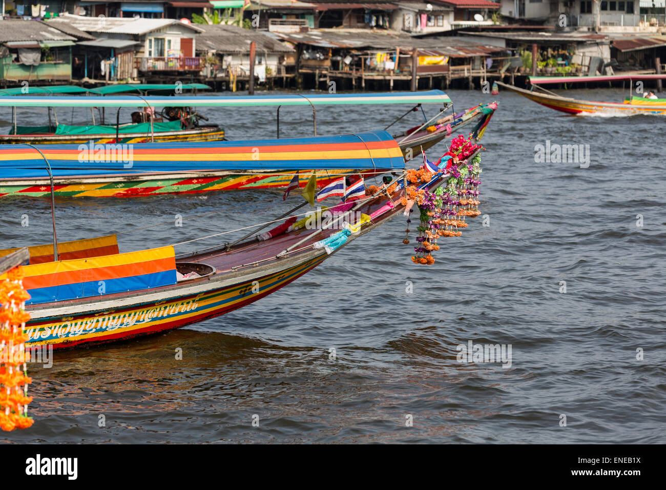 Boote auf dem Fluss Chao Phraya in Bangkok, Thailand, Asien Stockfoto