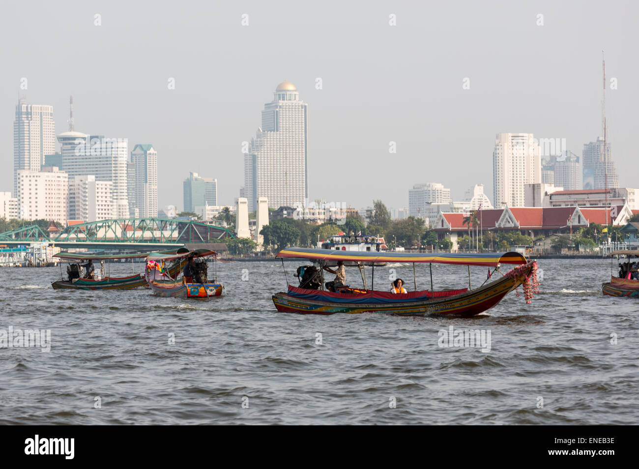 Boote auf dem Fluss Chao Phraya in Bangkok, Thailand, Asien Stockfoto