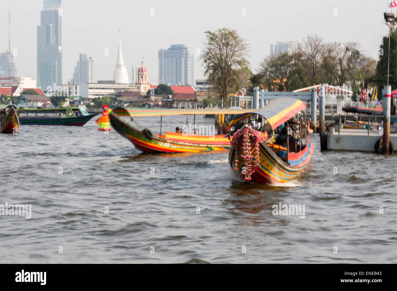 Boote auf dem Fluss Chao Phraya in Bangkok, Thailand, Asien Stockfoto