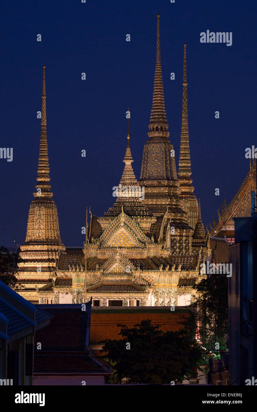 Wat Pho buddhistische Tempel, Bangkok, Thailand, Asien nachts mit Flutlicht Stockfoto