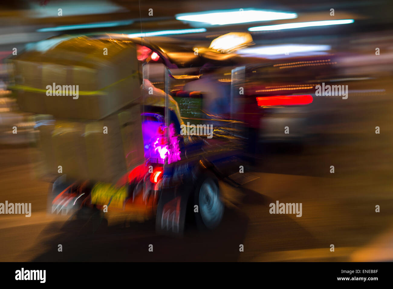 Verschwommene Tuk-Tuk in Patpong Night Market, Bangkok, Thailand, Asien Stockfoto