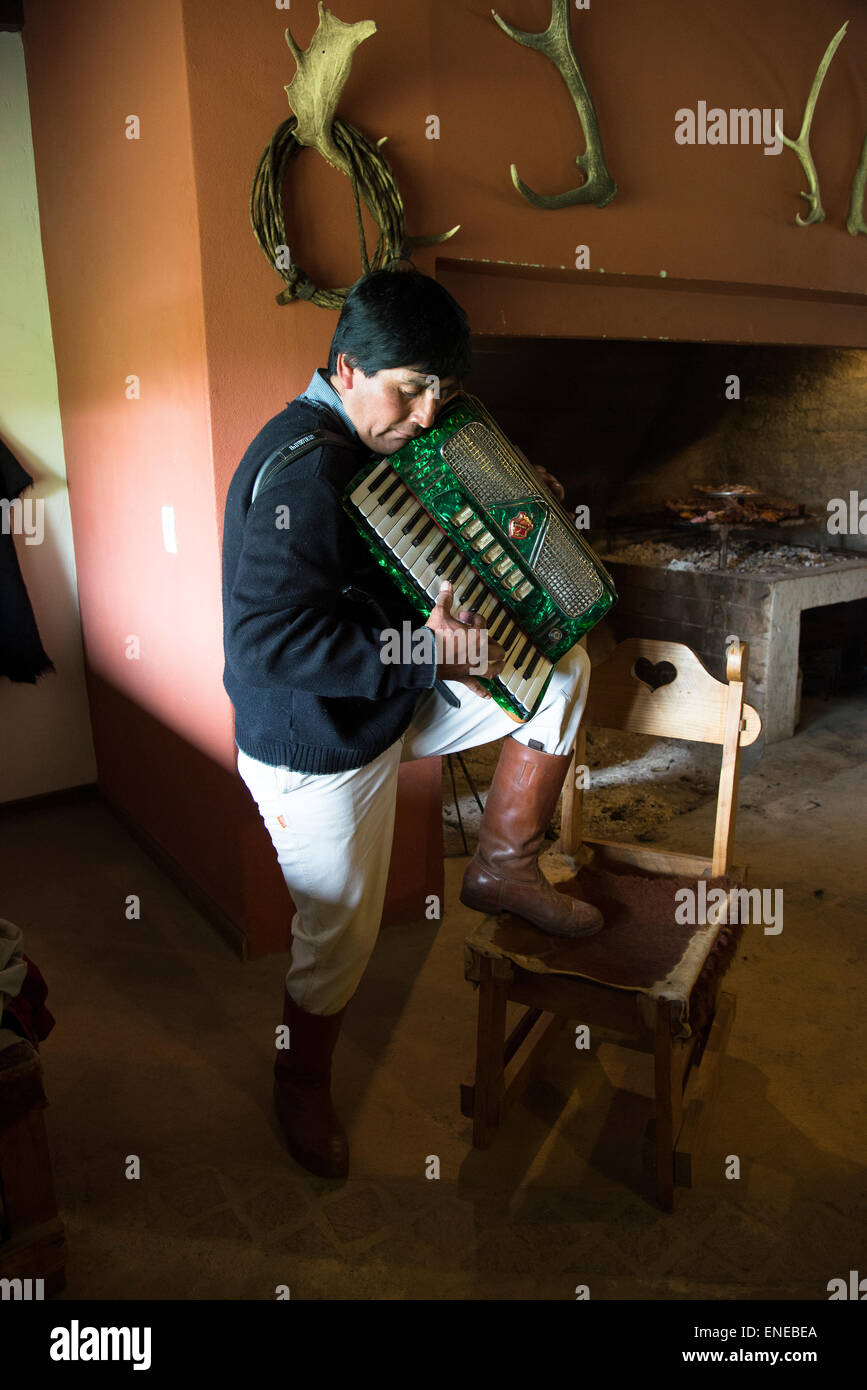 Eine traditionelle Gaucho Cowboy und Musiker auf einem Bauernhof in der patagonischen Wüste ist die größte Wüste in Argentinien Stockfoto