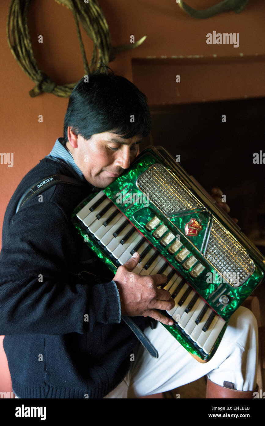 Eine traditionelle Gaucho Cowboy und Musiker auf einem Bauernhof in der patagonischen Wüste ist die größte Wüste in Argentinien Stockfoto