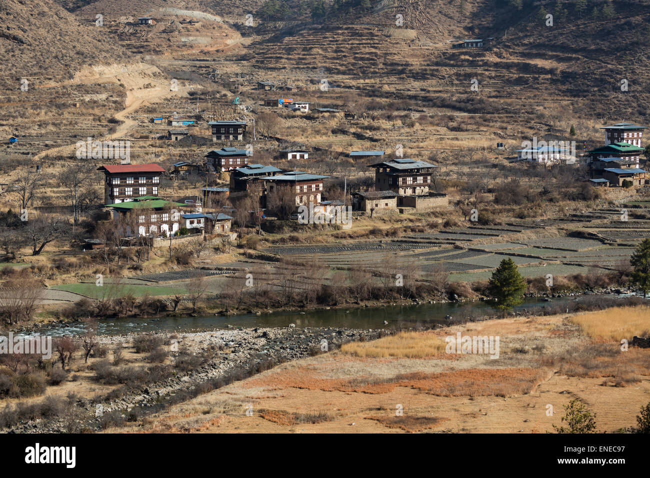 Bauernhäuser des kleinen Bauerndorf von Paro-Thimphu-Autobahn in Bhutan, Asien Stockfoto