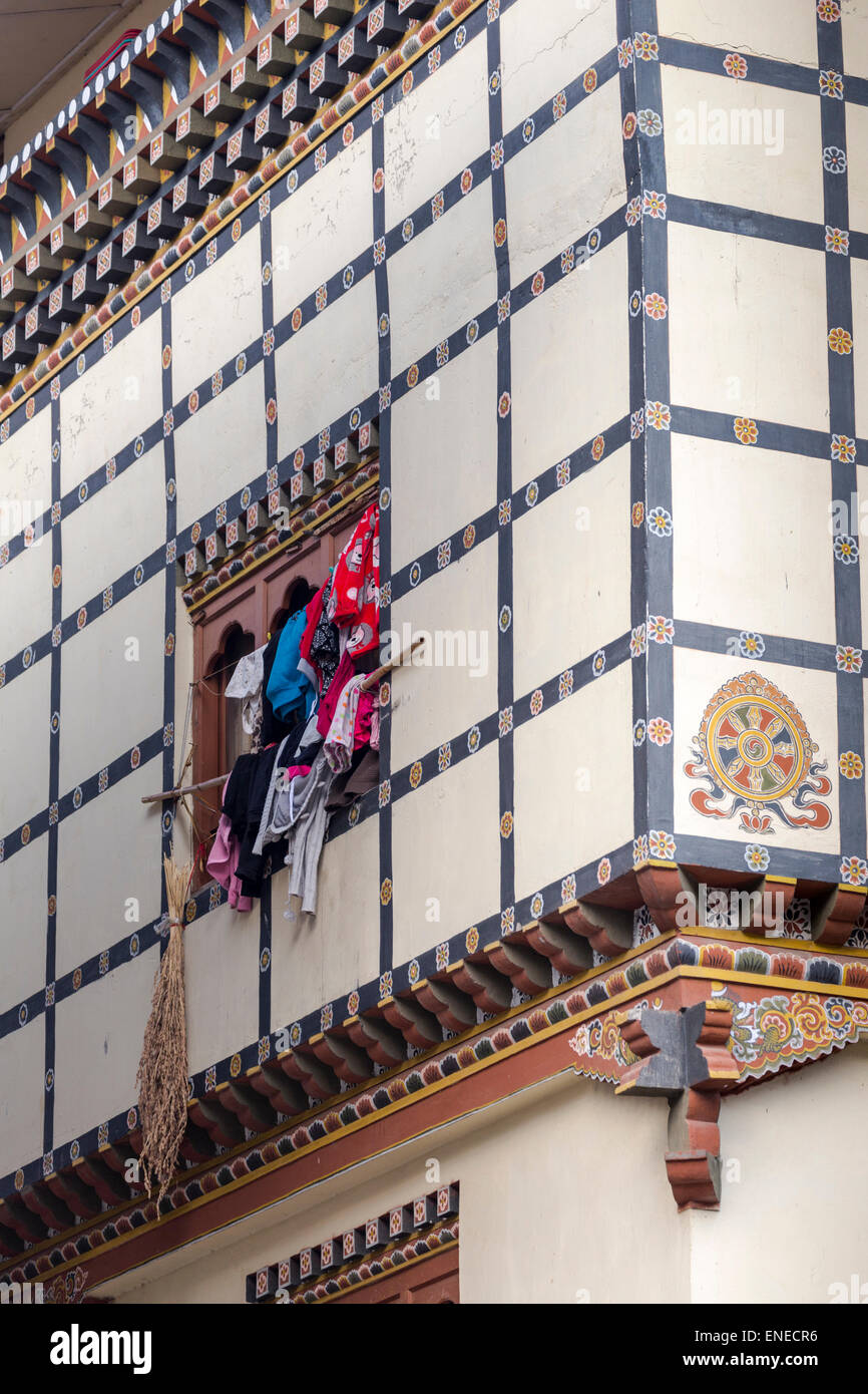 Bridghtly-farbige Wäsche hängt vor Fenster des Hauses in Thimphu, Bhutan, Asien Stockfoto