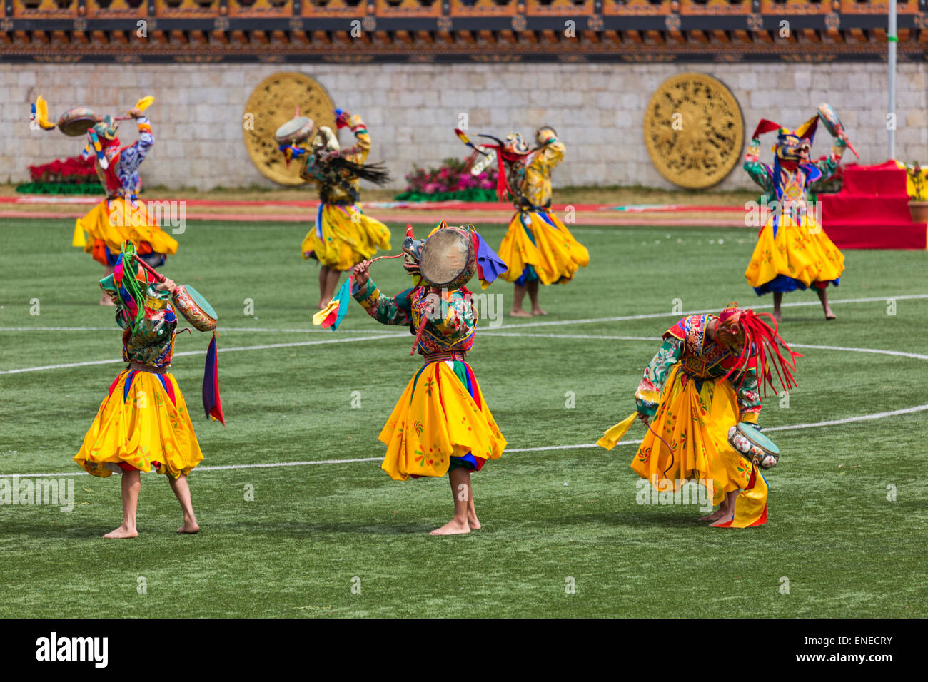 Maskierte Dncers Perfornm für König Jigme Wangchuck Geburtstagsfeier im Stadion in Thimphu, Bhutan, Asien Stockfoto