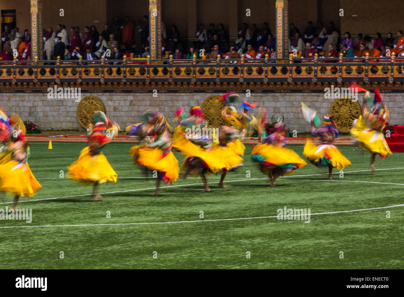 Maskierte Dncers Perfornm für König Jigme Wangchuck Geburtstagsfeier im Stadion in Thimphu, Bhutan, Asien Stockfoto