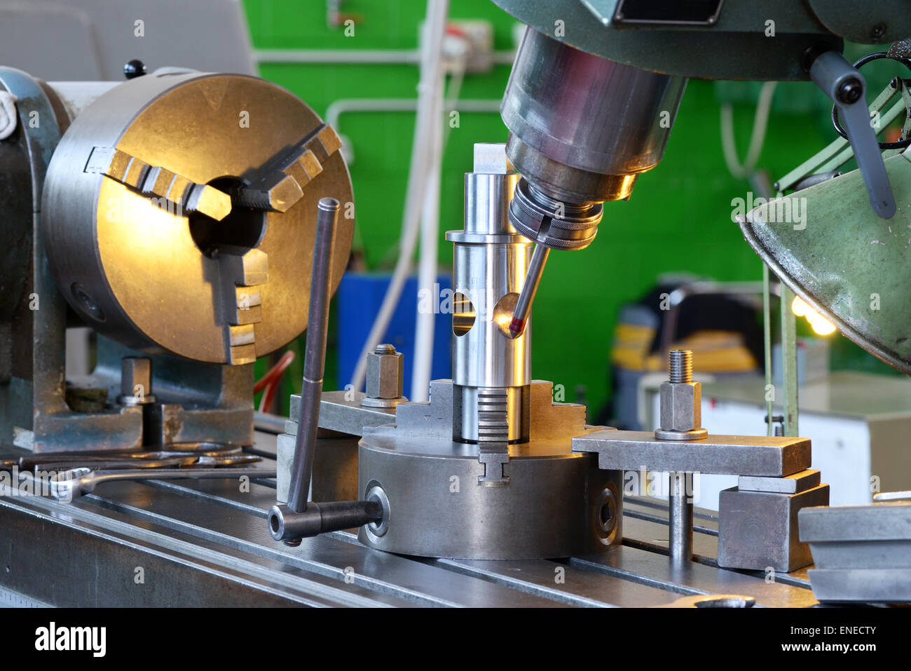 Nahaufnahme von Bohrmaschine demonstriert Präzision bei der Fertigung von Maschinenteilen Stockfoto