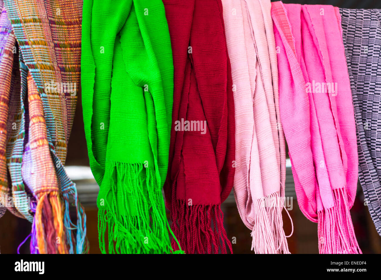 Bunten handgewebte Schals in den Wochenendmarkt Kunsthandwerk in Thimphu, Bhutan, Asien Stockfoto