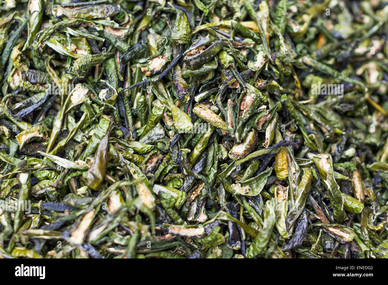 Grüne Chilischoten im überdachten Wochenendmarkt in Thimphu, Bhutan, Asien Stockfoto