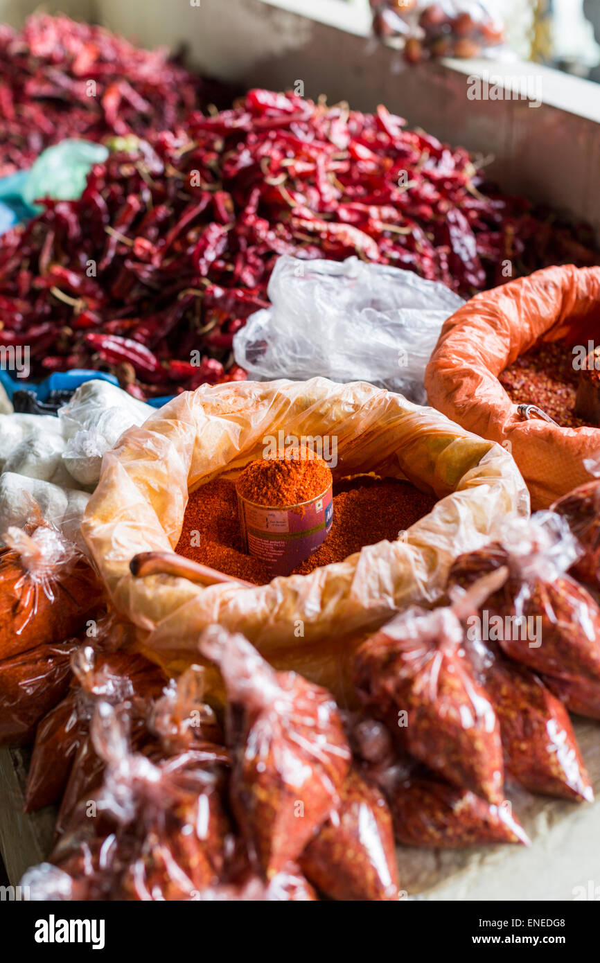 Rote Chili-Pulver im Stall in überdachter Wochenendmarkt in Thimphu, Bhutan, Asien Stockfoto