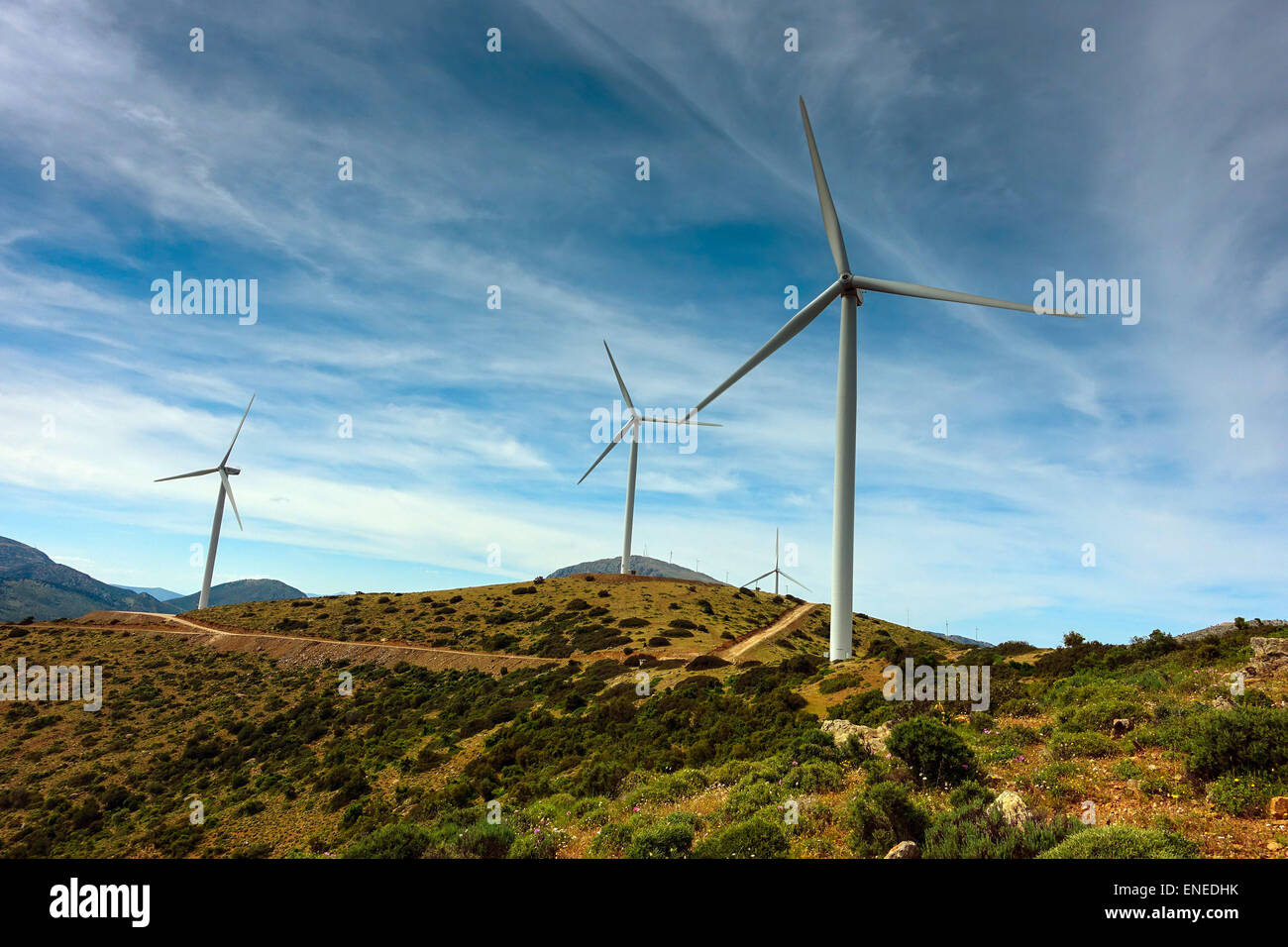 Windkraftanlagen auf Bergrücken, Peloponnes, Griechenland Stockfoto