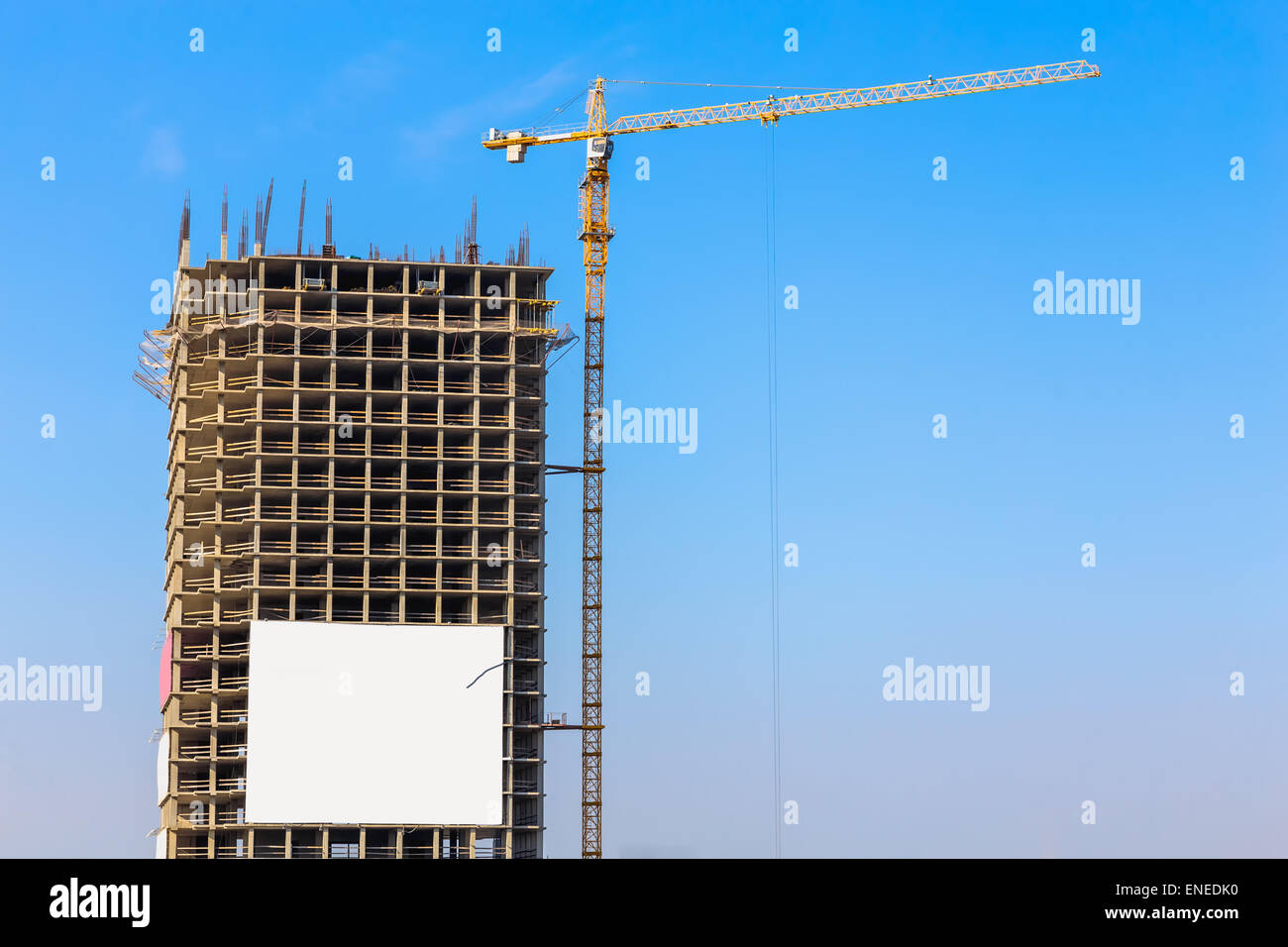 Baukran auf der Baustelle am Himmelshintergrund Stockfoto