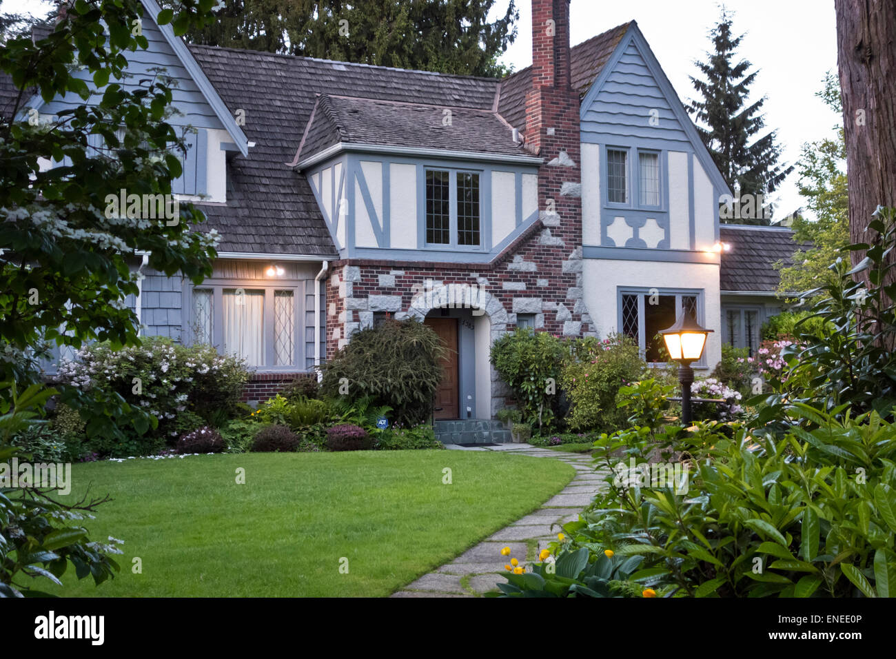 Vancouver, Kanada. Mai 2015. . Haus an der West 32nd Avenue im Shaughnessy Viertel von Vancouver. Das Anwesen sorgte 2015 für Medienaufmerksamkeit, als berichtet wurde, dass es für 8.010.000 Dollar verkauft worden war, mehr als 2 Millionen Dollar über dem fragenden Preis. Quelle: Maria Janicki/Alamy Live News. Stockfoto