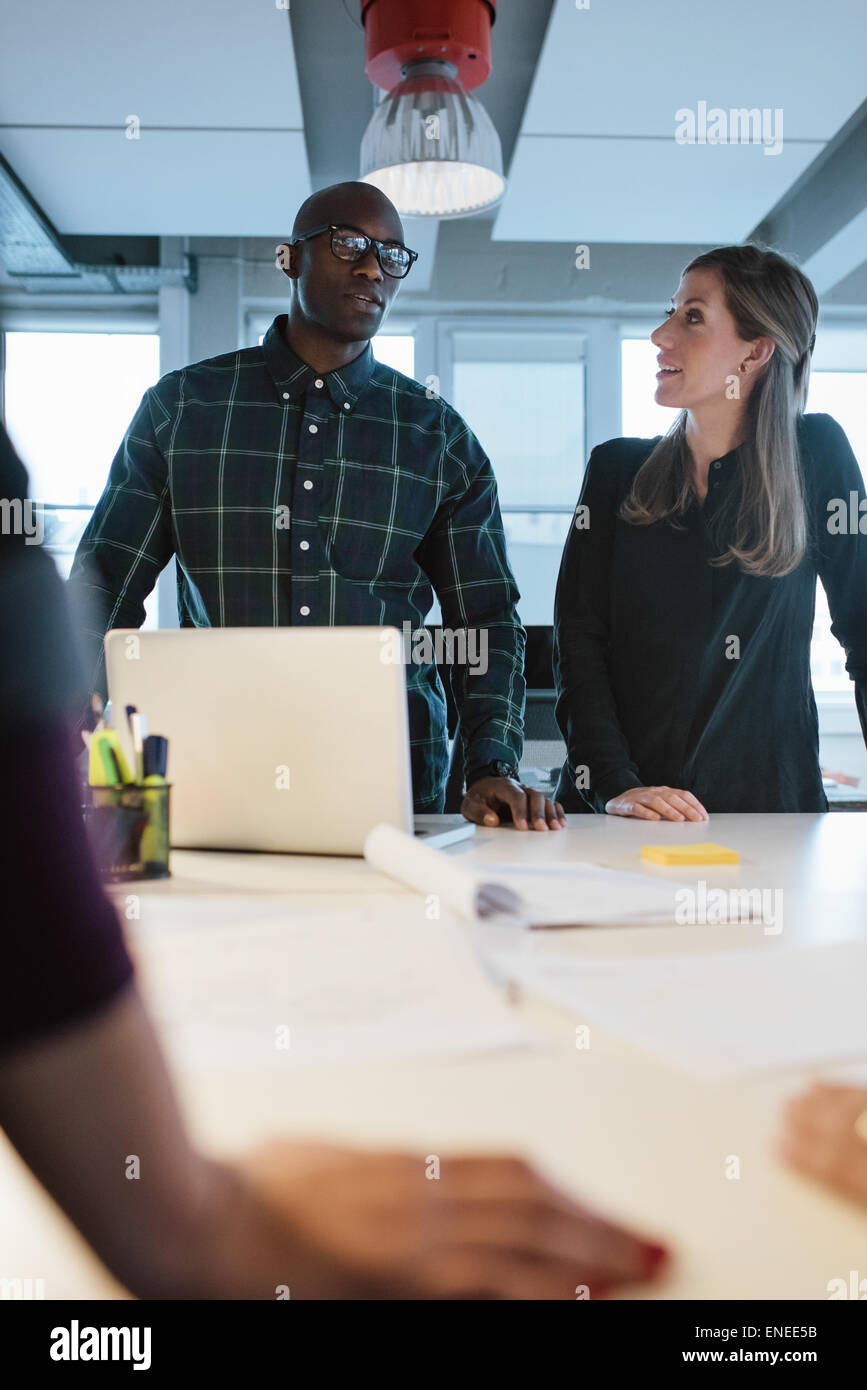 Geschäftsleute, Ideen zu diskutieren, während einer Sitzung an einem Tisch im Büro. Vielfältigen Team von young Professionals arbeiten an neuen b Stockfoto