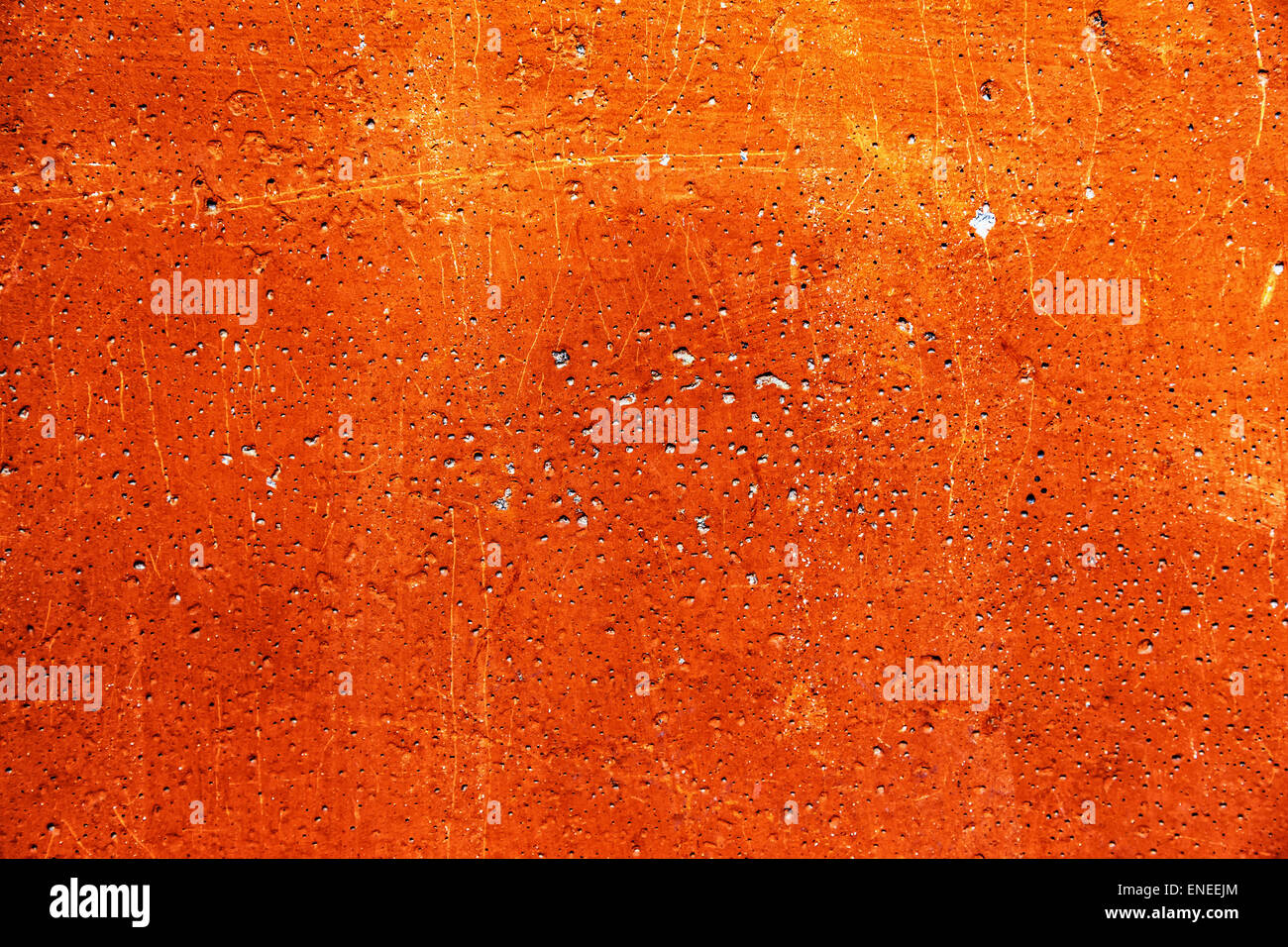 Grunge Gips Zement oder Beton Wand Textur orange Farbe mit Kratzern Stockfoto
