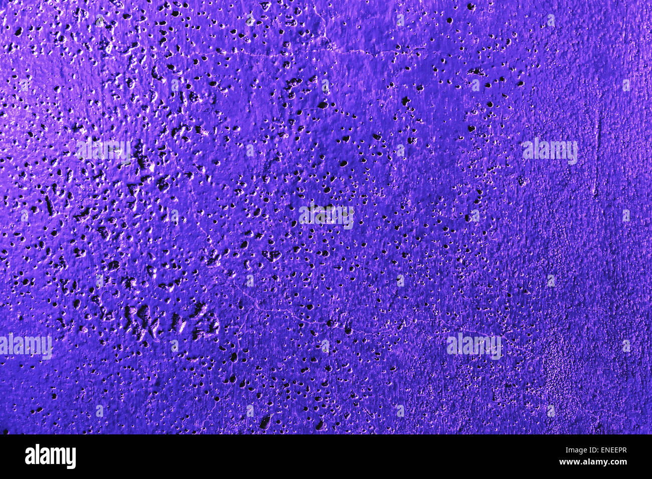 Grunge Gips Zement oder Beton Wand Textur violette Farbe mit Kratzern Stockfoto