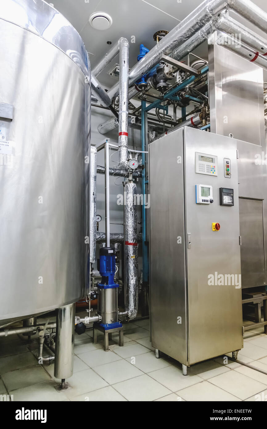 Wasseraufbereitung oder Destillation Zimmer und Control panel Ausrüstung auf Pharmaindustrie oder chemische Fabrik Stockfoto