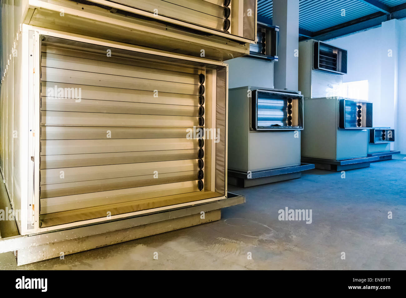 Klimaanlage-Innenraum mit Ausrüstung auf pharmazeutische Industrie Herstellung oder chemische Fabrik Stockfoto