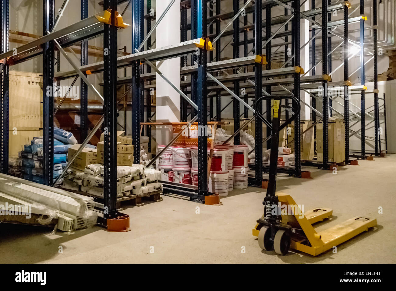 Lager-Interieur mit leere Regale Fabrik oder Pflanze Stockfoto