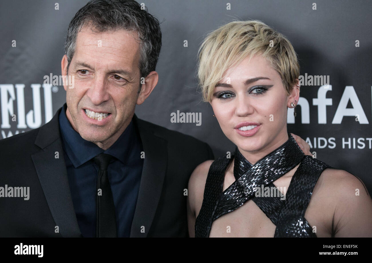 Prominente besuchen 2014 AmfAR LA Inspiration Gala zu Ehren Tom Ford in den Milk Studios.  Mitwirkende: Kenneth Cole, Miley Cyrus Where: Los Angeles, California, Vereinigte Staaten von Amerika bei: 29. Oktober 2014 Stockfoto