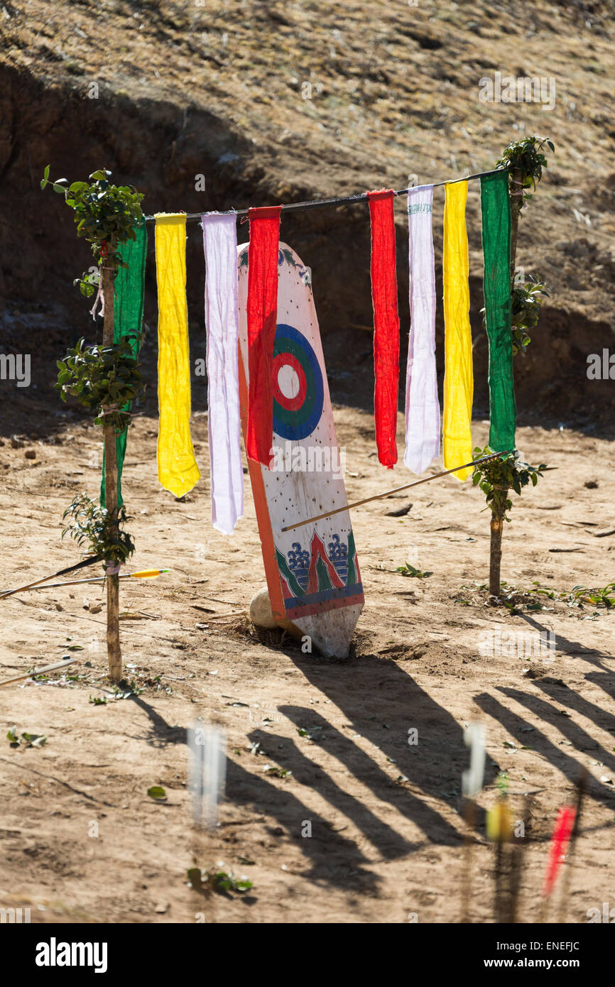 Zielen Sie mit Pfeil und bunten Fahnen, Phobjikha Tal, westliche Bhutan, Asien Stockfoto