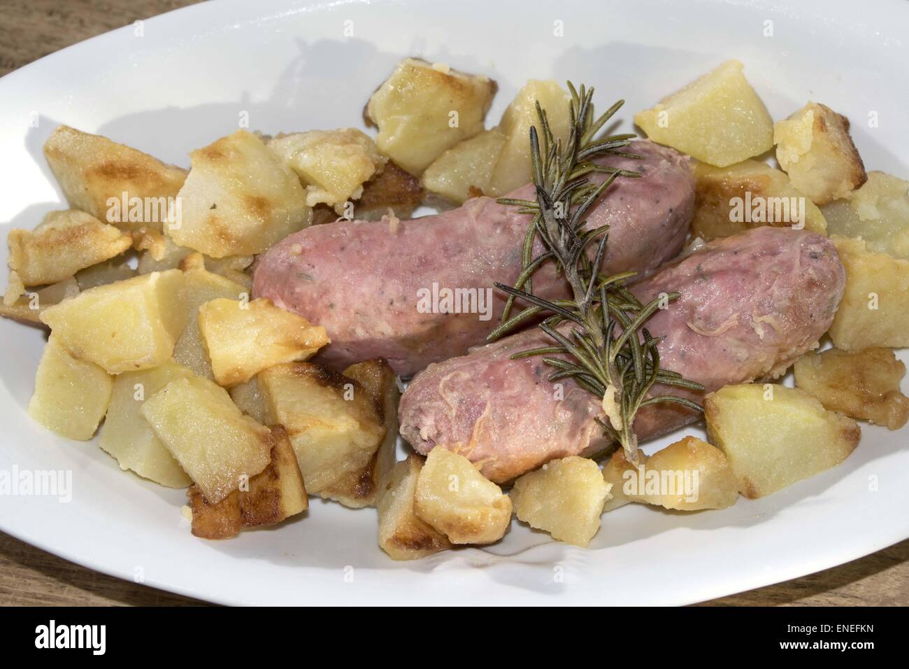 Bratkartoffeln und Würstchen Stockfoto