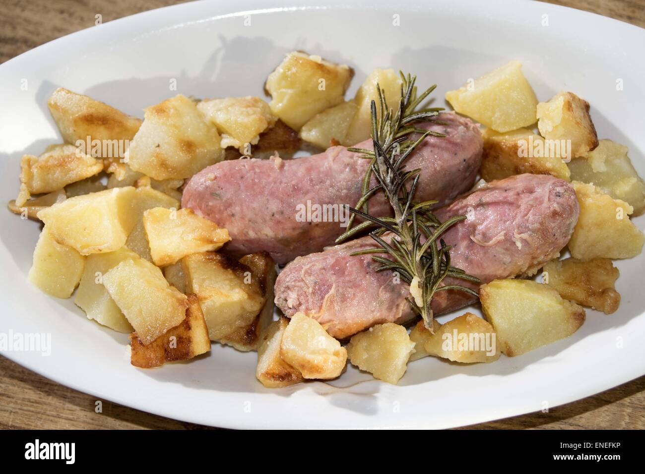 Bratkartoffeln und Würstchen Stockfoto