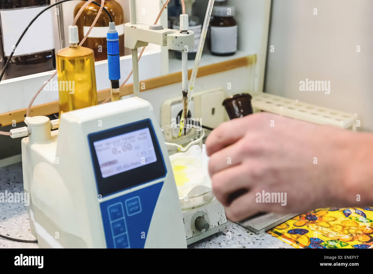 Laborant macht im Forschungslabor mit elektronischen Messgeräten auf pharmazeutische Industrie Herstellung testen Stockfoto