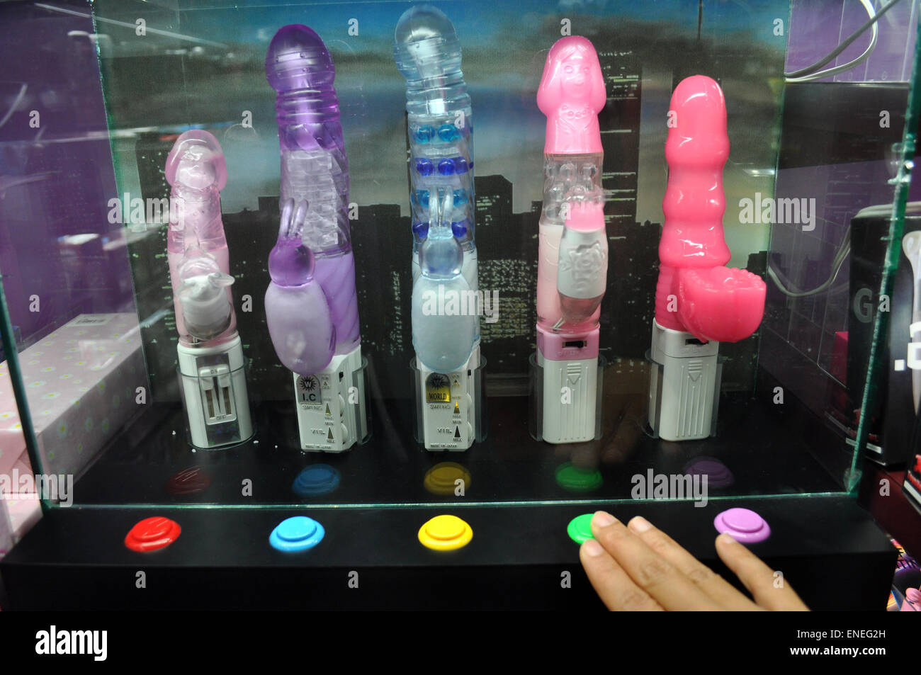 Naha, Okinawa, Japan: Plugs in einem Sex-Shop verkauft Stockfotografie -  Alamy