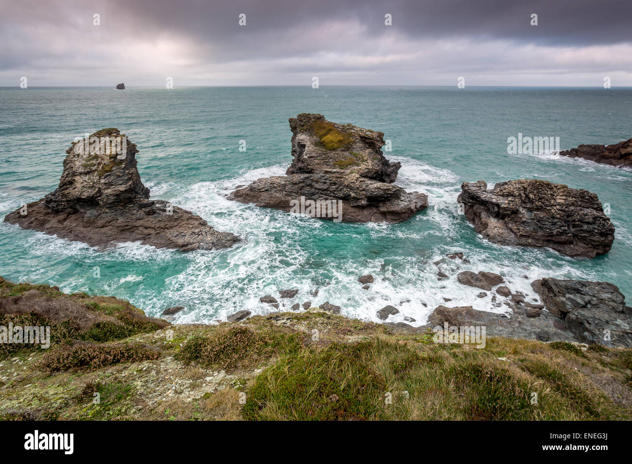 Trevellas Porth, Blick auf die drei Felsen über die Wellen des Atlantik ocoean Stockfoto