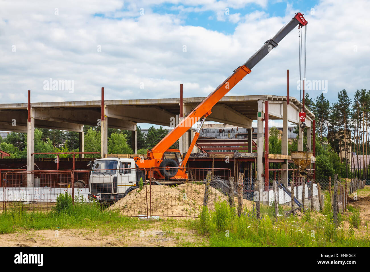 Gebäude im Bau auf einer Baustelle mit LKW und Kran Stockfoto