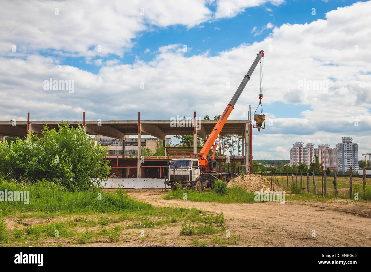 Gebäude im Bau auf einer Baustelle mit LKW und Kran Stockfoto