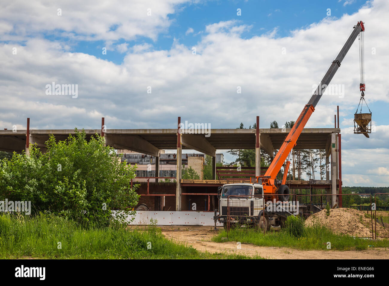 Gebäude im Bau auf einer Baustelle mit LKW und Kran Stockfoto