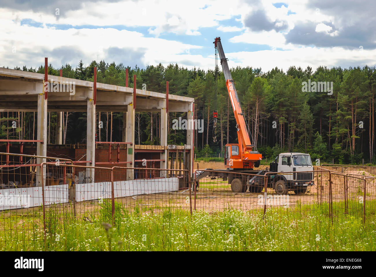Gebäude im Bau auf einer Baustelle mit LKW und Kran Stockfoto
