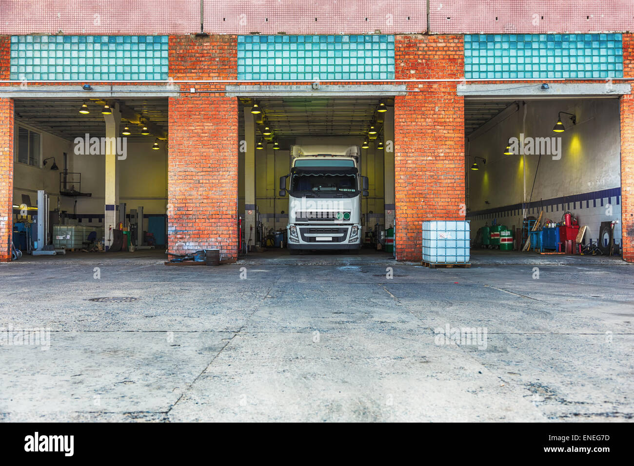 LKW oder LKW im Shop Service Werkstatt Stockfoto