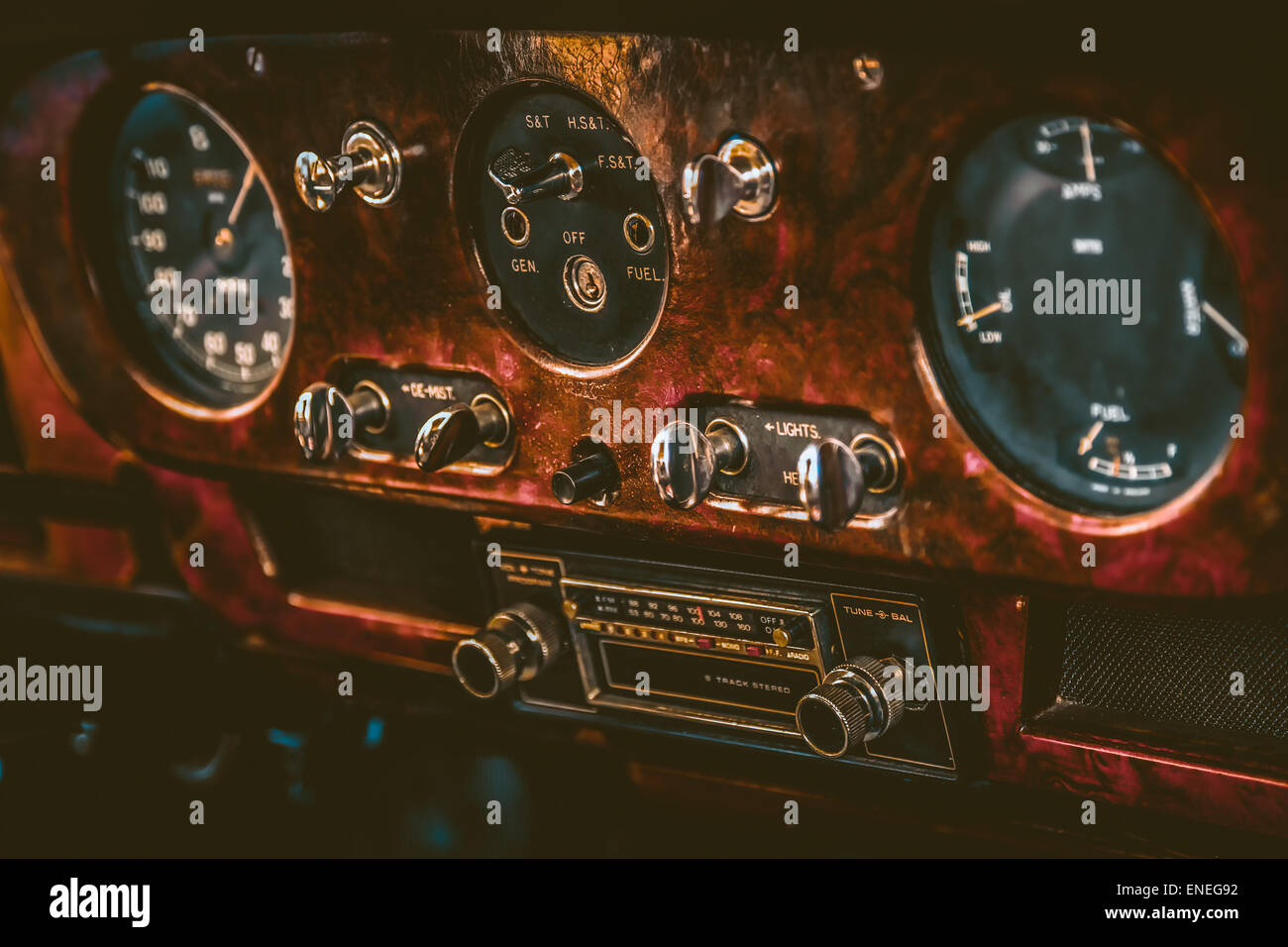 Radio im Armaturenbrett im Inneren des alten Oldtimer Auto. Von Vintage oder Retro-Effektfilter verarbeitet Stockfoto