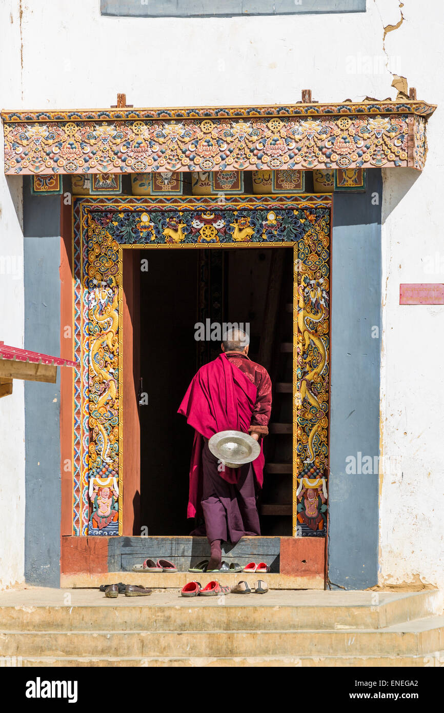 Mönch in Tür, Land-Kloster, Phobjikha Tal, westliche Bhutan, Asien Stockfoto