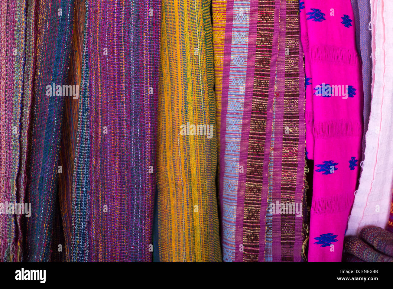 Bunten handgewebte Schals im Phobjikha Tal, westliche Bhutan, Asien Stockfoto
