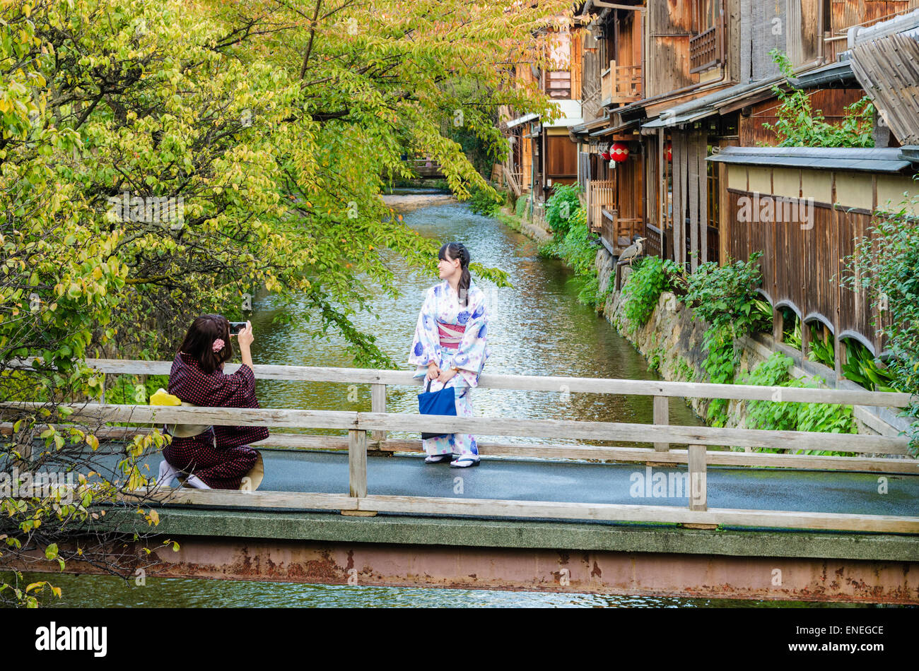 Traditionell gekleideten Japanerinnen, die Fotos von einander im Bereich Shirakawa Gion, Kyoto, Japan Stockfoto