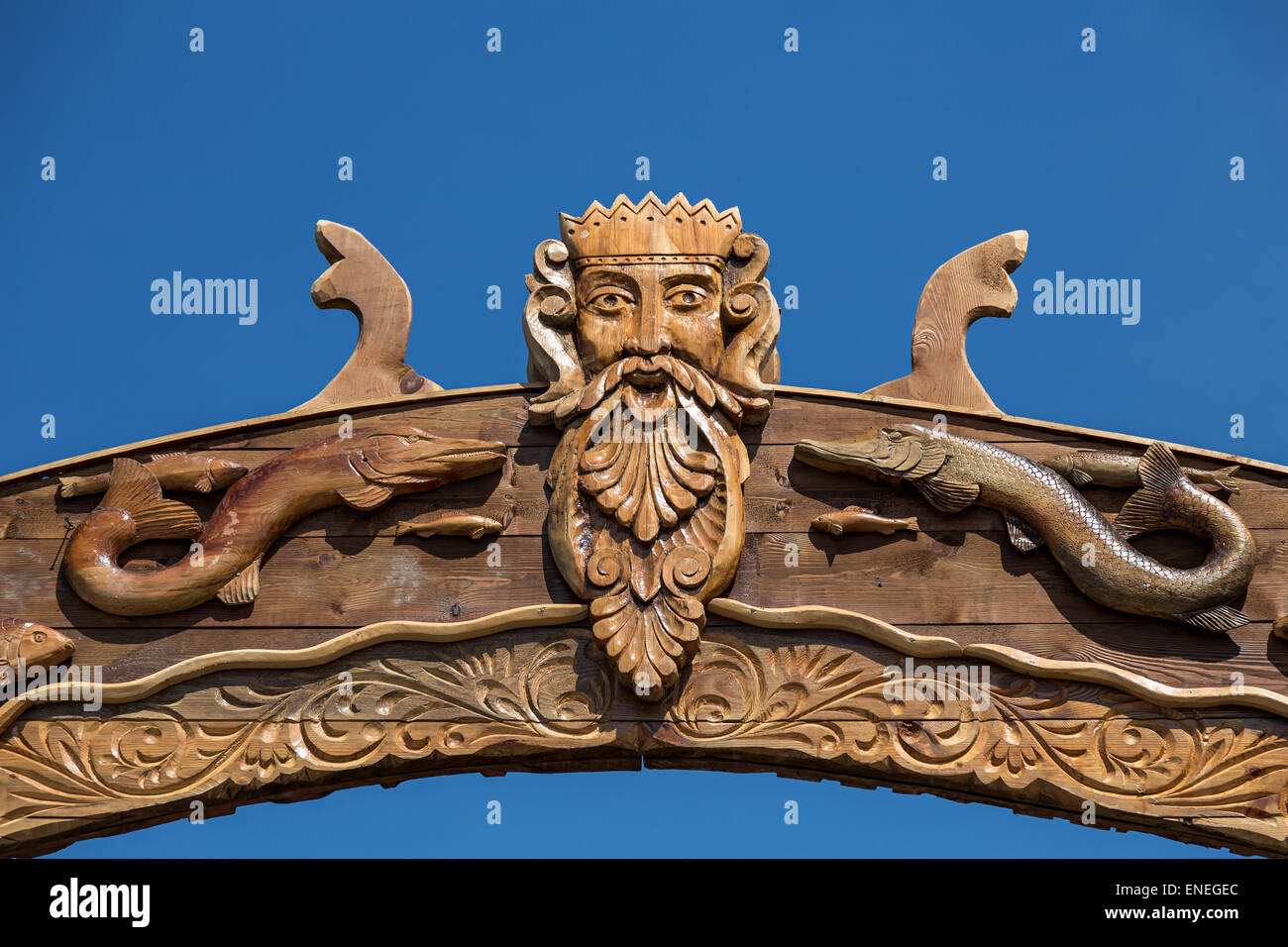 Neptun oder Poseidon Gesicht und Kopf aus Holz Schild auf blauem Hintergrund Stockfoto