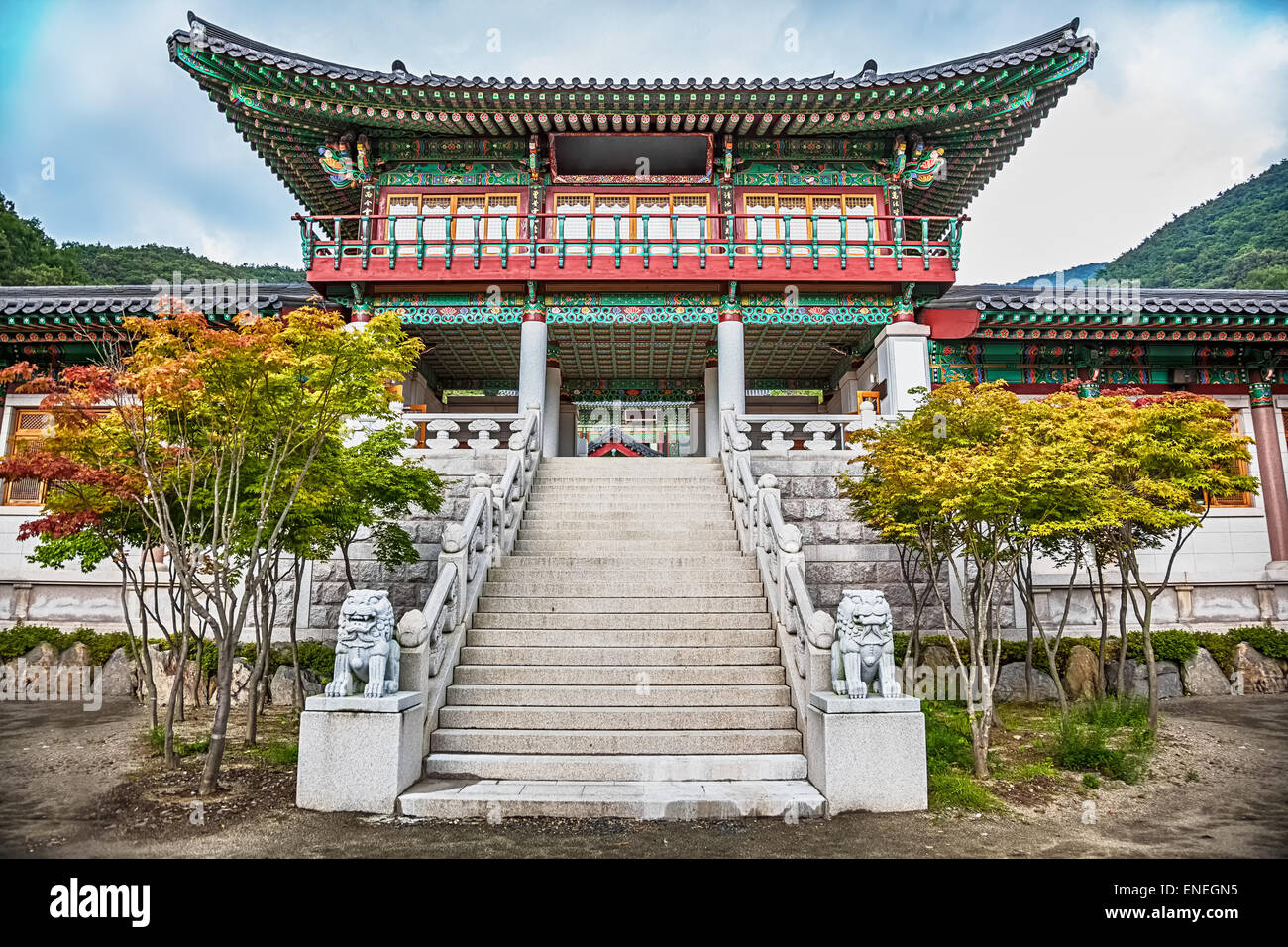 Traditionelle Koreanische Architektur Altbau Palast Oder M Nche Tempel Mit Einer Treppe In