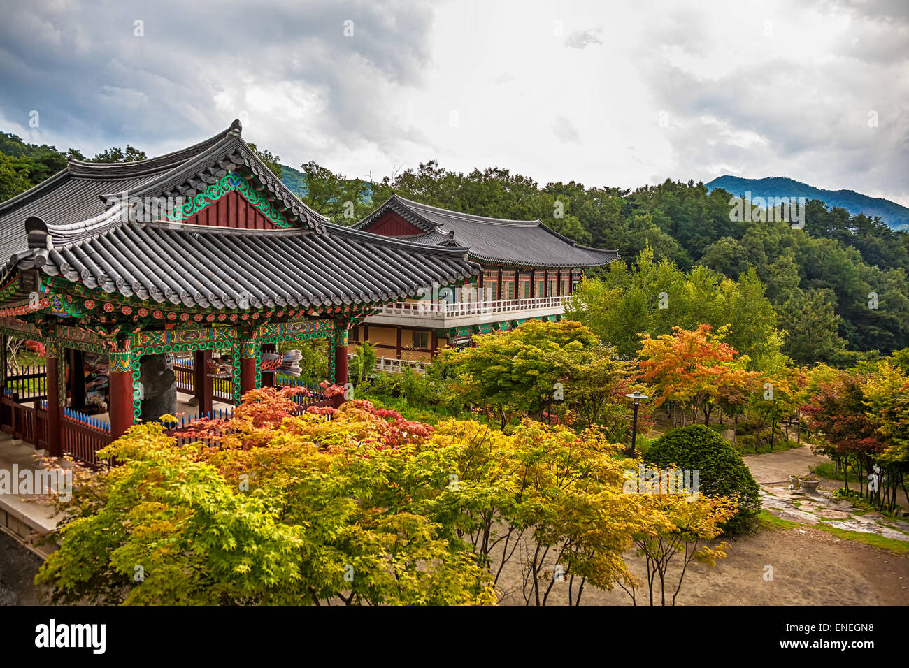 Traditionelle asiatische buddhistische Mönche Tempel in Bergen in Südkorea im Herbst Stockfoto