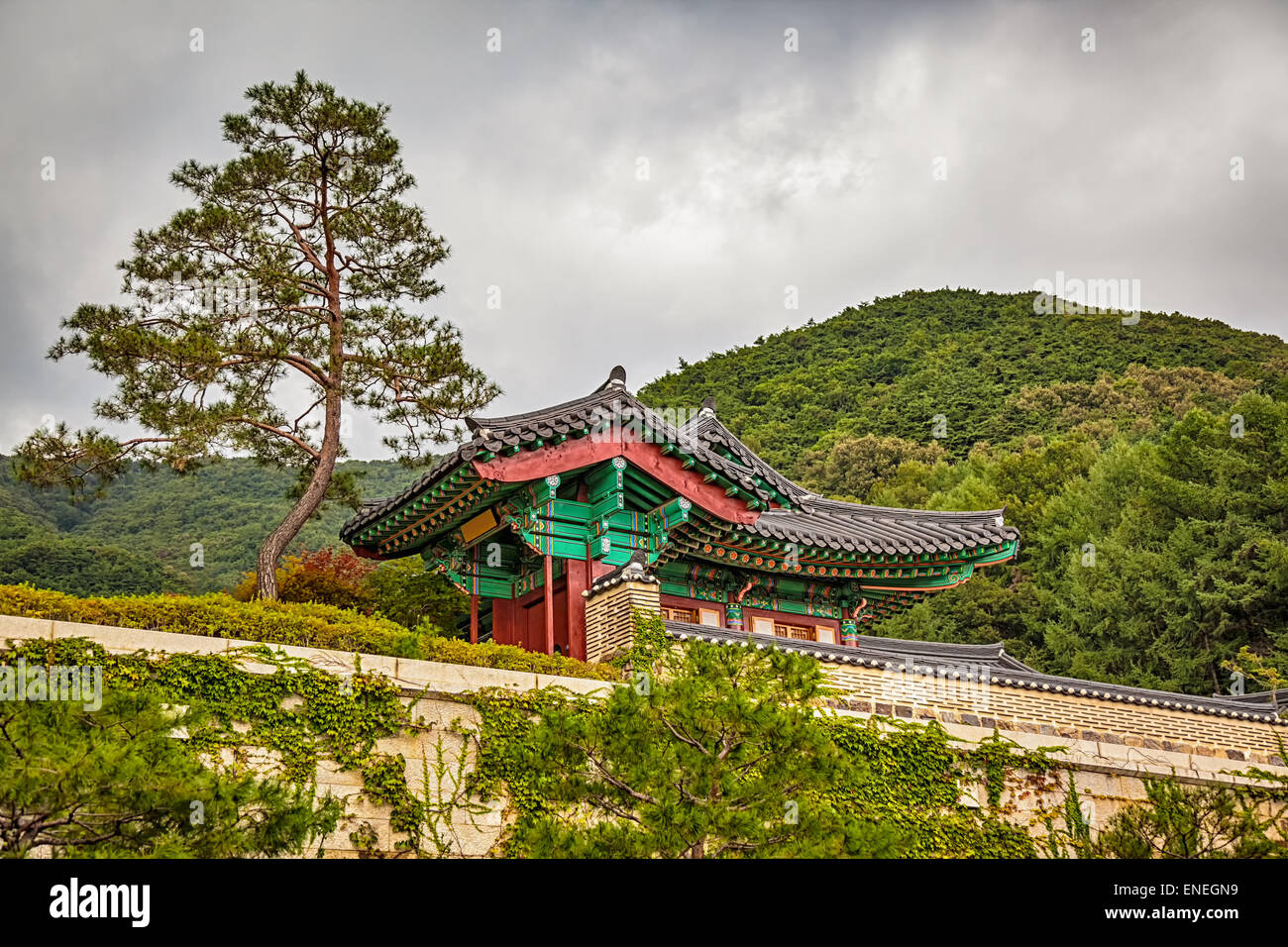 Traditionelle asiatische buddhistische Mönche Tempel in Bergen in Südkorea im Herbst Stockfoto