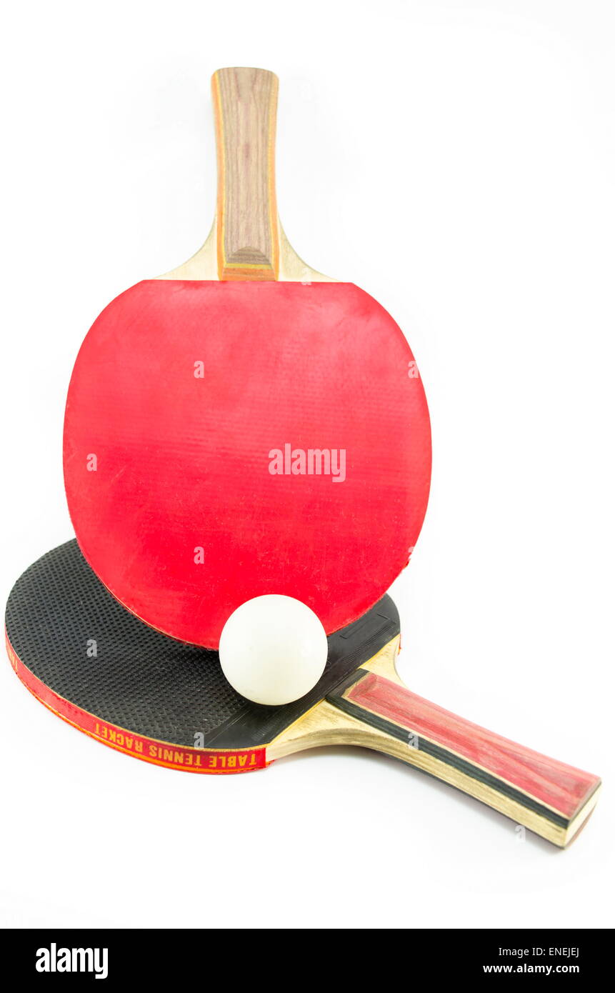 Zwei Tischtennis-Schläger und einen Ball, isoliert auf weiss Stockfoto